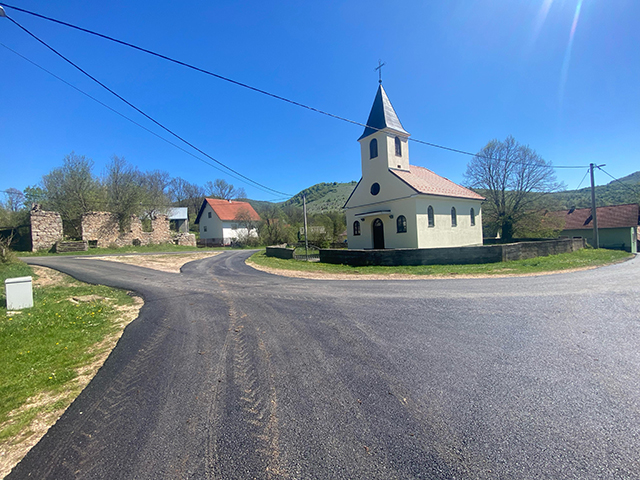 Cesta u ratu razruženi Čanak u dolini Ličkog sredogorja u kome će još dugo biti ruševina                                                                                                                                                                  